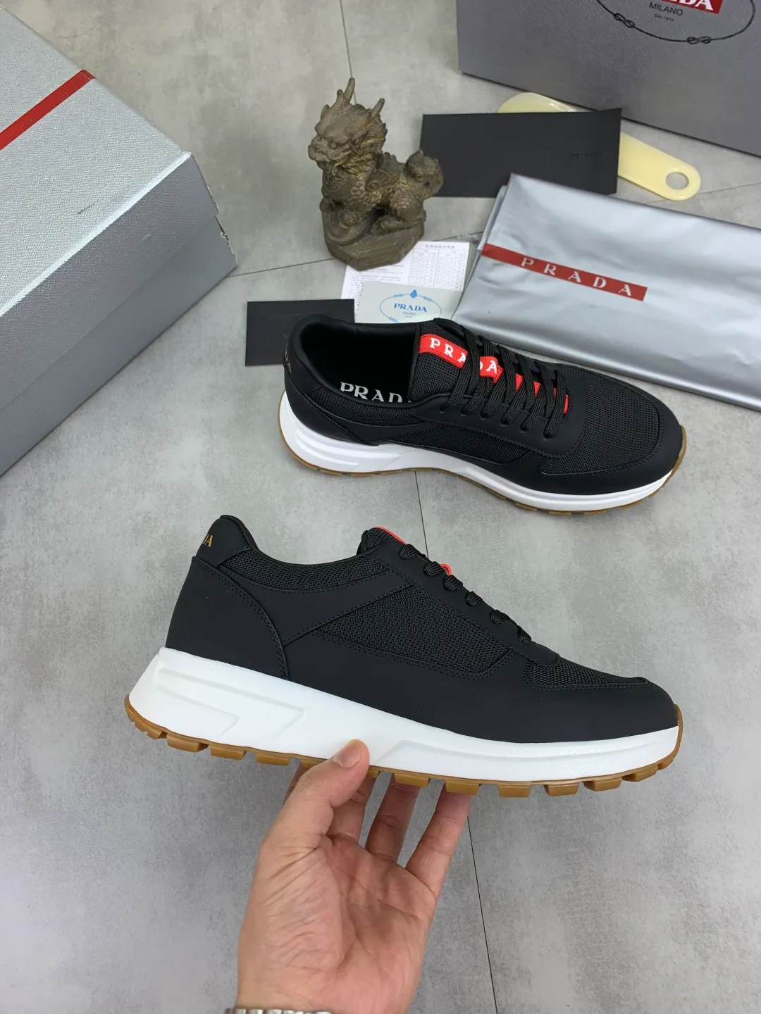 Men's shoes 💰P560💰[New model] The top version is available on the official website, 🆘 The trendy brand (Prada) mainly promotes the popular model, avant-garde and versatile fashionable men's shoes, private version mold opening, cowhide surface splicing 1:1.. Stylish and simple, original imported cowhide lining cowhide feet; the atmosphere and personality are more fashionable, eye-catching and pursuing class. It will subvert the old idea and be a must-have for fashionistas with you! Must keep it for yourself! Tall and comfortable, large and low, high-end quality workmanship. The new high-end outsole on the official website. Size: 38-45. Available in 3️⃣ colors.